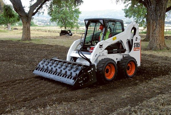 Alquiler de Minicargador BOB CAT S-185 con Cuchara cargadora de ,45 m3 en Puerto Varas, Los Lagos, Chile